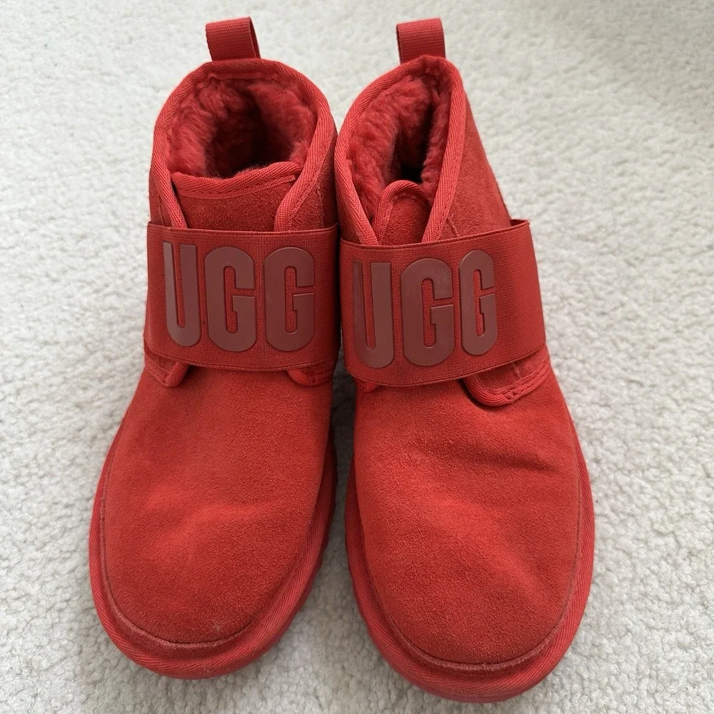 UGG Neumel II Graphic Spell Out Chukka Boots Men's Size 7 Samba‎ Red 1111730